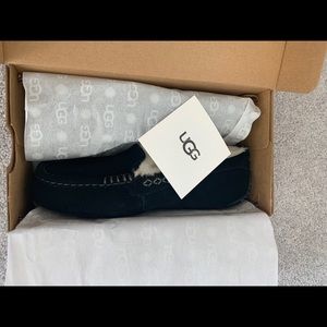 Women’s UGG slippers size 7. Brand new